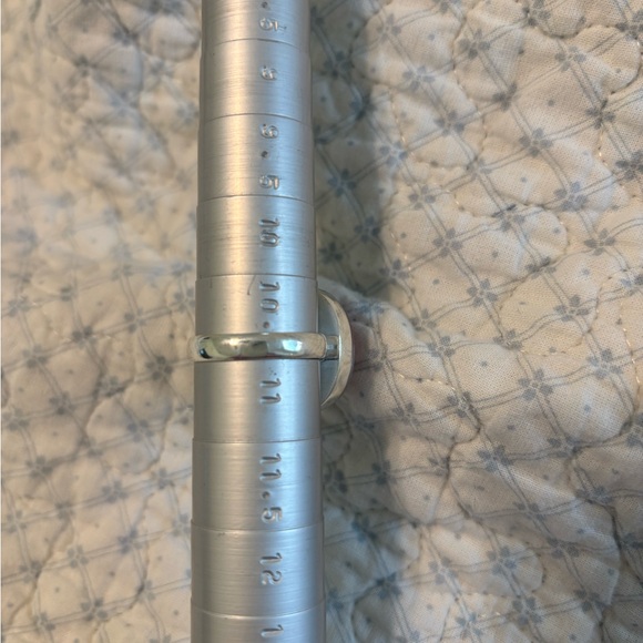 Elegant Silver and Pink Stone Ring - Picture 4 of 6